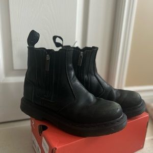 DR. MARTEN FLEECE LINED BOOT WITH SIDE ZIPPERS